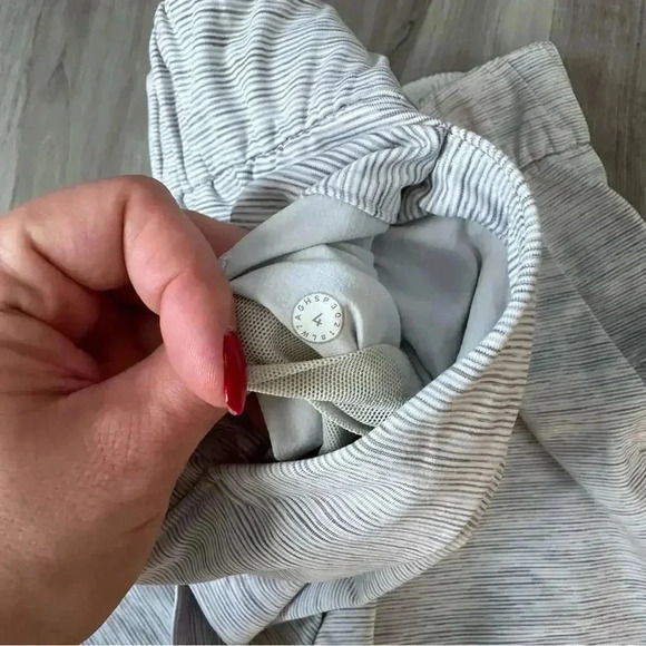 Lululemon On The FLy Short 2.5" inseam ice gray - Picture 5 of 6